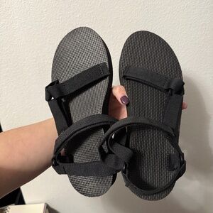 Women’s Teva Midform Universal size 9